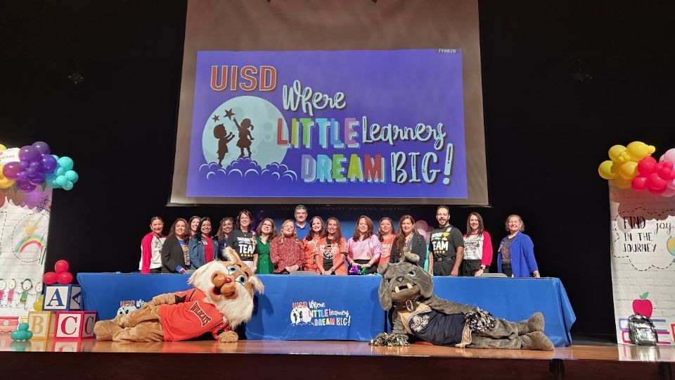 Directivos del distrito de UISD dieron la bienvenida a los niños