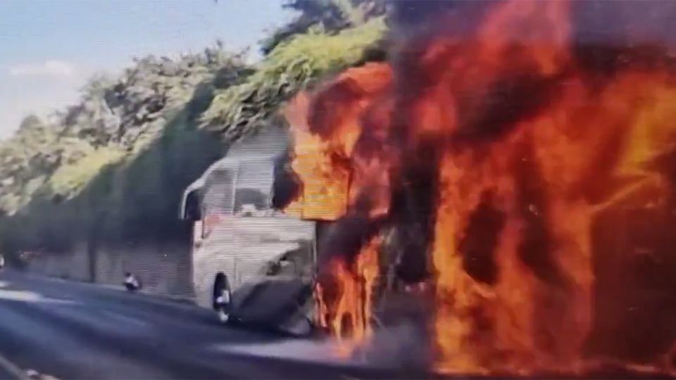 Del autobús no quedó nada.

