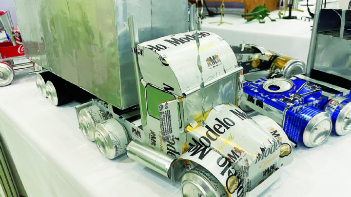 Le da vida a basura; crea arte reciclable