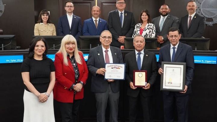 Reconocen a Javier Peña, ex jefe del CBP, por fortalecer lazos binacionales en Laredo