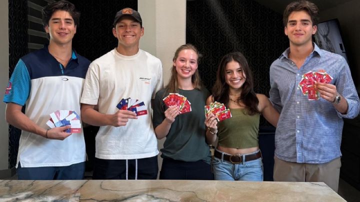 Estudiantes de Laredo entregan más de 4 mil dólares en tarjetas de regalo a familias de Kerr, Texas