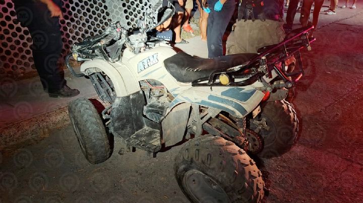 Cuatro niños en cuatrimoto salen volando por el aire al chocar con un auto en la colonia Buenavista