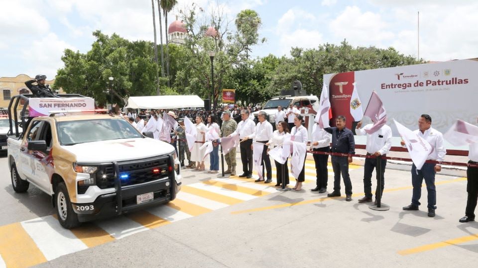 Entregan más patrullas de policía.