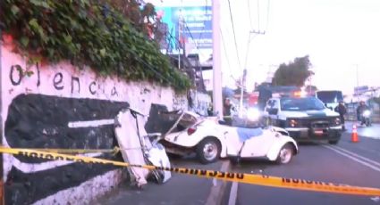 'Vochito' se vuelca y estrella brutalmente contra barda; 3 jóvenes murieron