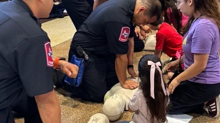 Imparten Bomberos de Laredo cursos CPR  a menores en escuelas, centros recreativos y equipos