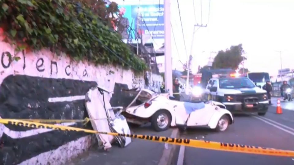 Debido al exceso de velocidad a la que iban conduciendo, se dirigieron hacia una barda, donde chocaron para posteriormente dar volteretas hasta concluir su fatal camino