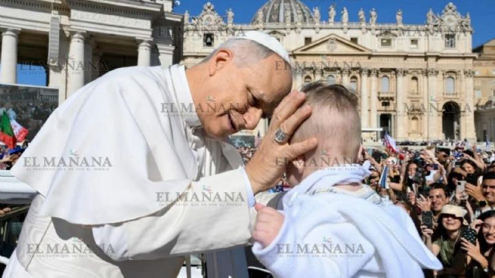 Papa León XIV besa y bendice a bebé mexicano en El Vaticano; familia es de Saltillo