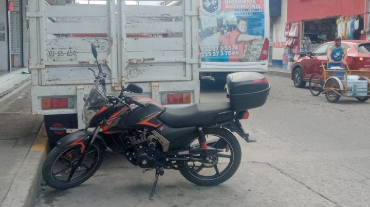 ¿Cuál es la forma correcta de estacionar una motocicleta en la vía pública?