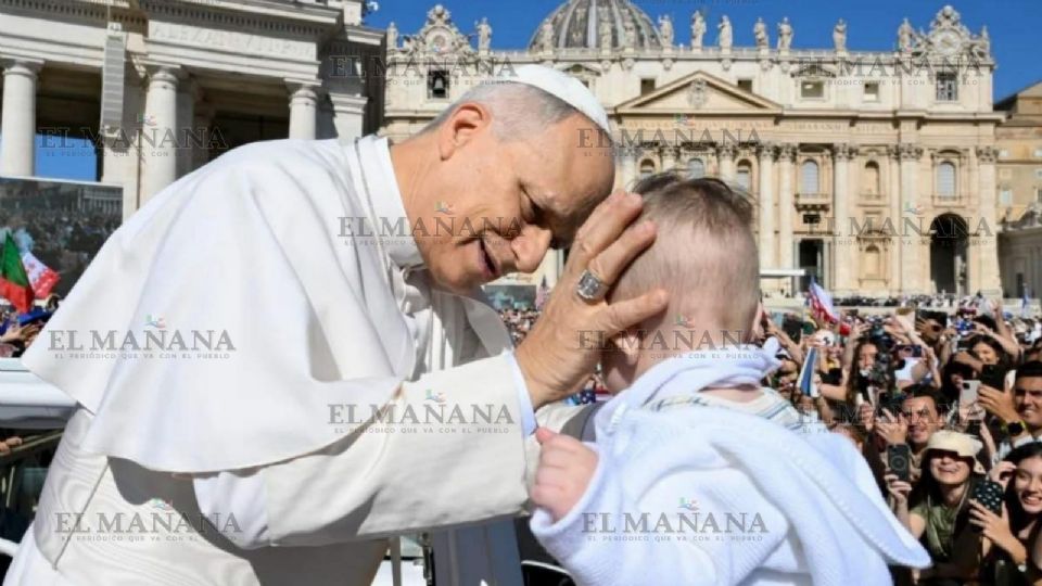 El bebé mexicano fue bendecido por el papa León XIV.