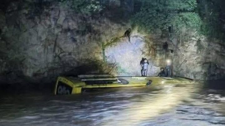 Tragedia en la montaña: cae autobús 80 metros a río de Guerrero; mueren 9 personas