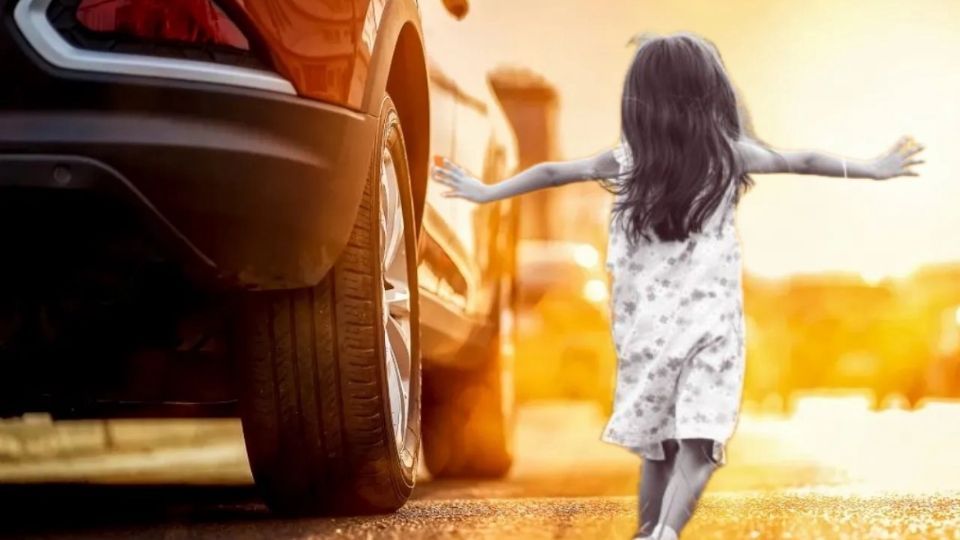 La pequeña murió dentro del auto.