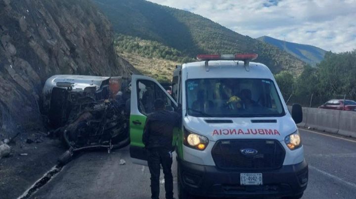 Tráiler vuelca en tramo peligroso de Los Chorros; conductor resulta gravemente herido