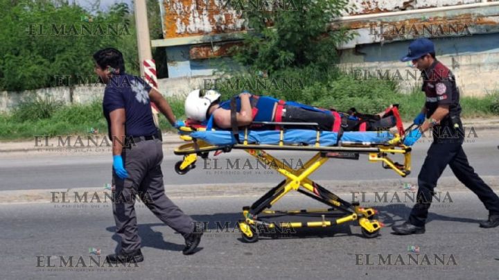 Vehículo embiste a motociclista y lo arrastra; conductor se da a la fuga