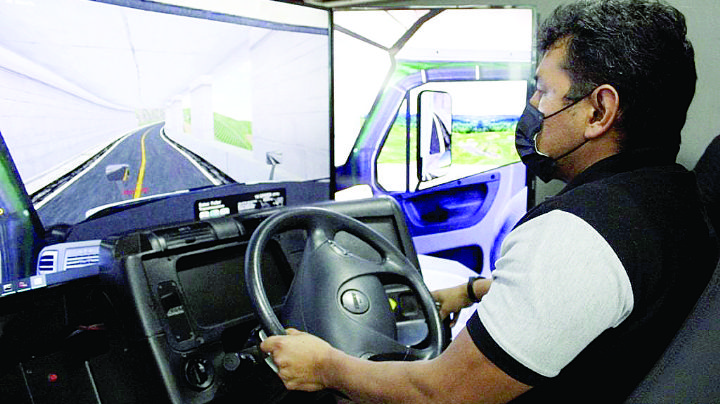 Cecati le enseña inglés a traileros; regulaciones exigen dominio básico para operar en EU