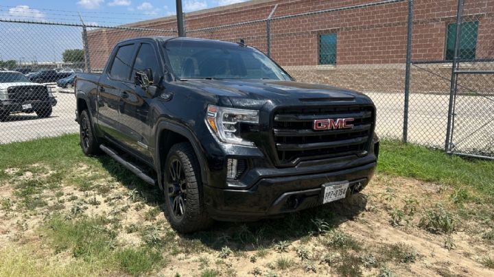 Recuperan camioneta robada en San Antonio, Texas; conductor alcanza a huir