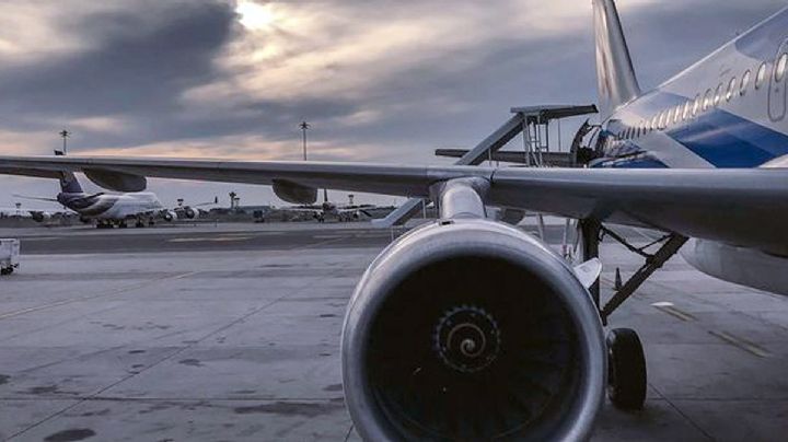 Turbina de avión succiona y destroza a un hombre que entró corriendo a la pista | VIDEO