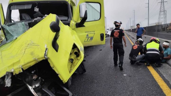Choque de tráileres deja un muerto; carga de miel de caña se derrama en carretera