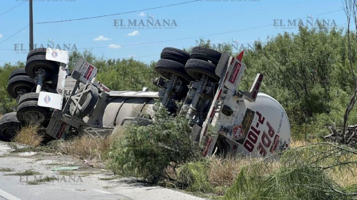 Nuevo Laredo: pipa vuelca en el Libramiento Mex 2; combustible se derramó en el lugar