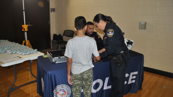 Regalan a más de 700 niños del Camino a las Minas mochilas y útiles escolares