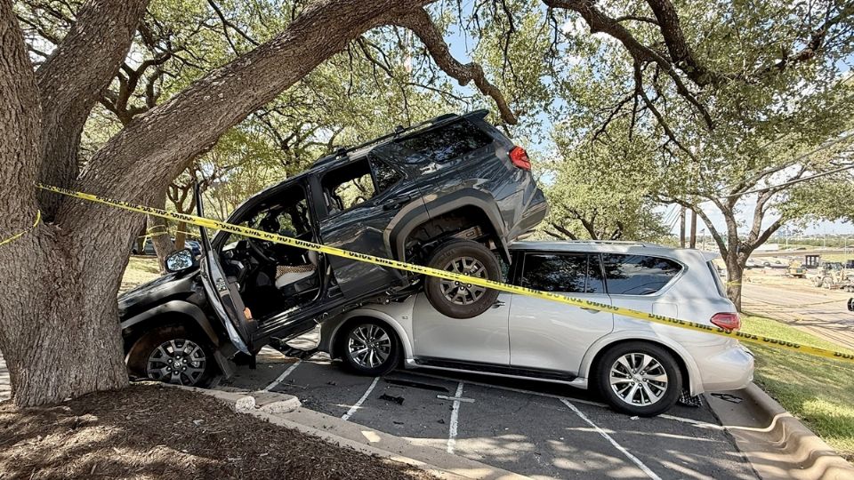 El tirador chocó el auto que robó en el estacionamiento de Target