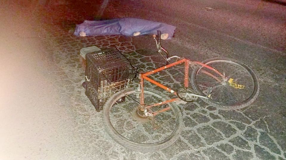 Manuel y su bici terminaron tendidos en el pavimento.