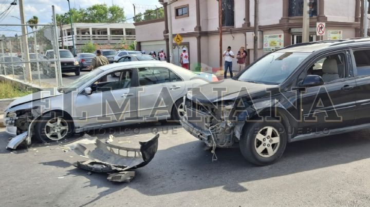 Accidente en colonia Hidalgo: conductor alega luz amarilla, desata pelea verbal y deja una joven herida