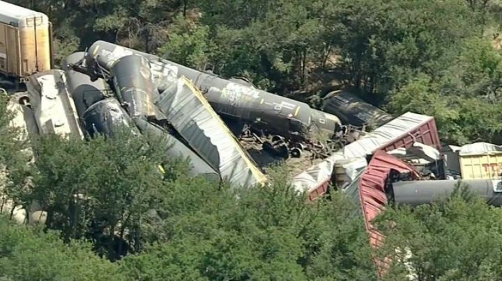 Descarrilan 35 vagones de un tren en Texas; transportaban material peligroso | VIDEO
