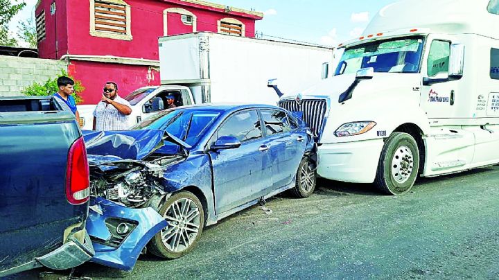 Tráiler se queda sin frenos y provoca brutal carambola en Carretera Aeropuerto; cinco carros dañados