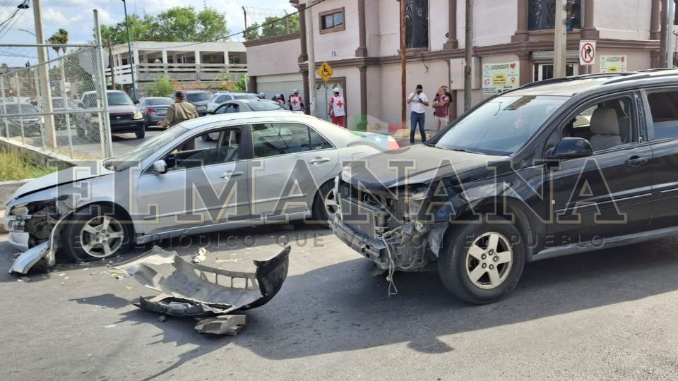 En el lugar, ambos conductores, alegaban y se culpaban mutuamente del accidente, por lo que se esperó la llegada de los agentes de vialidad para investigar los hechos