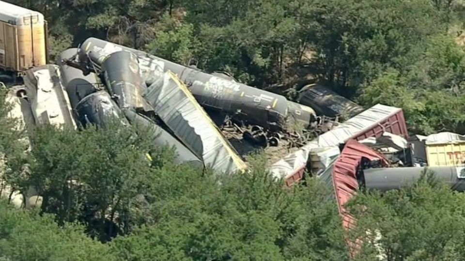 Las autoridades detallaron que los vagones contenían material peligroso