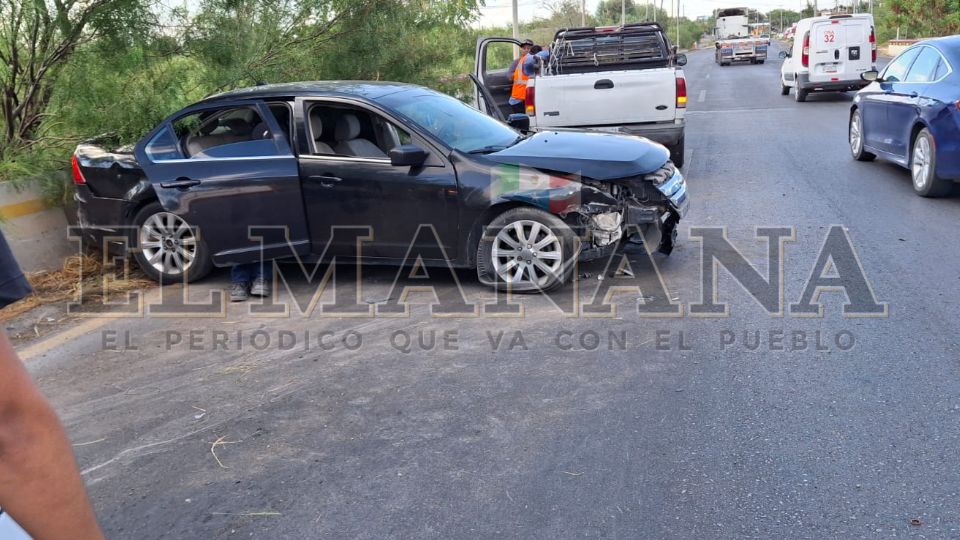 Personal del Cuerpo de Bomberos atendió el llamado de emergencia y, al llegar al lugar, revisaron a los tres ocupantes del automóvil