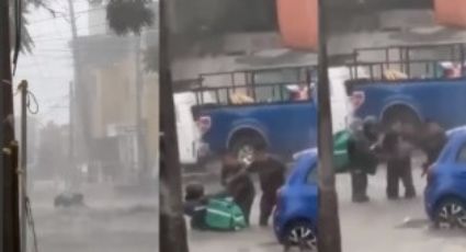 Intensas lluvias arrastran a repartidor de comida; su moto no resistió | VIDEO