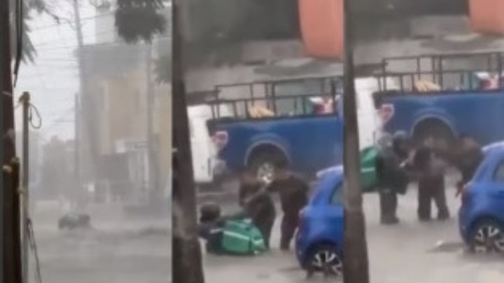 Intensas lluvias arrastran a repartidor de comida; su moto no resistió | VIDEO
