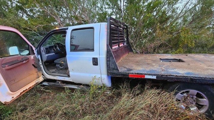 Ponchan llantas y arrestan a traficante con 6 migrantes en Texas; 'coyote' intentó huir a pie