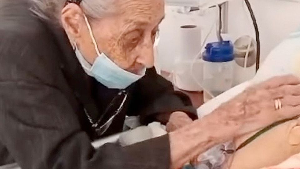 La madre trataba de consolar a su hijo al final e su vida.