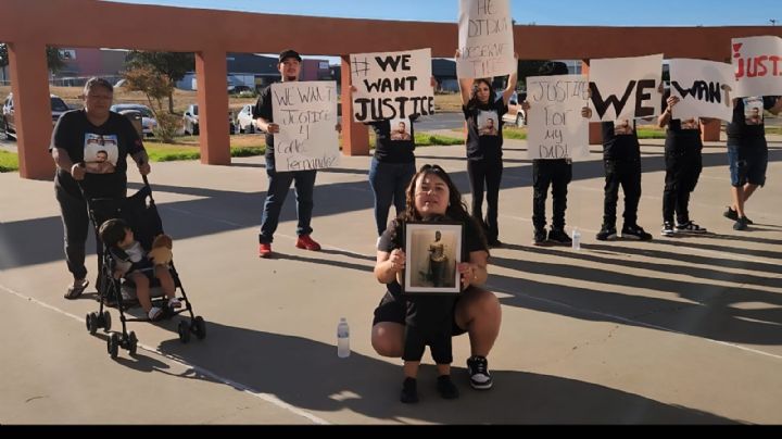 Joven muere a balazos por policías en Laredo; familiares protestan frente a cuartel