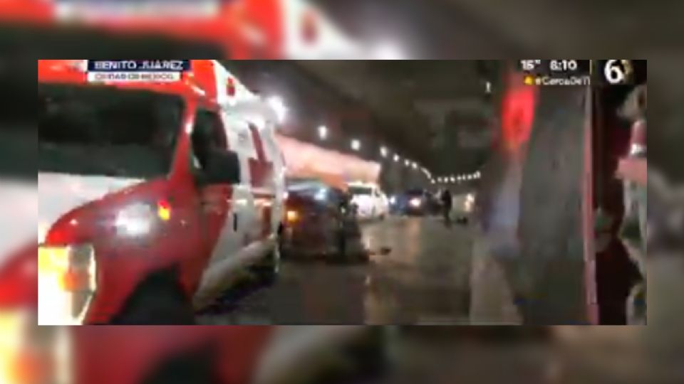 Auto se estampa contra ambulancia mientras atendía un accidente vial