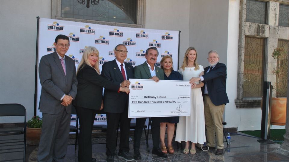 Directivos de Uni-Trade dieron un donativo de 200 mil dólares a Bethany House.