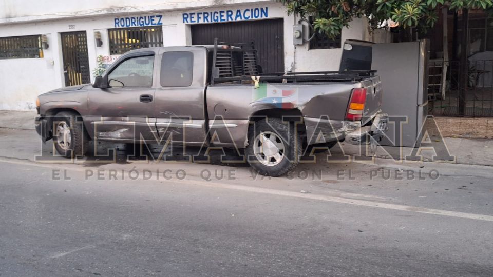 Con la acelerada que dio, terminó golpeando también el costado de la troca y luego huyó del lugar