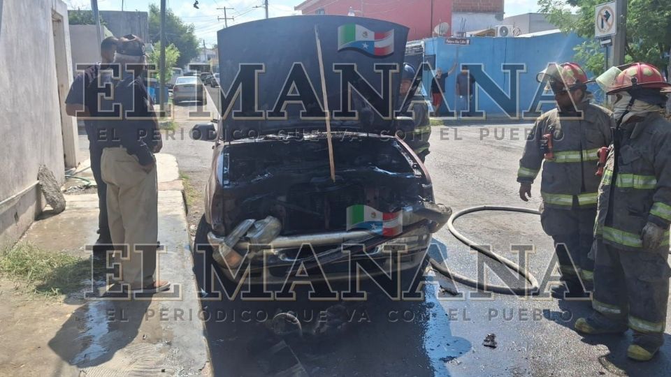 Camioneta se incendia en Nuevo Laredo.