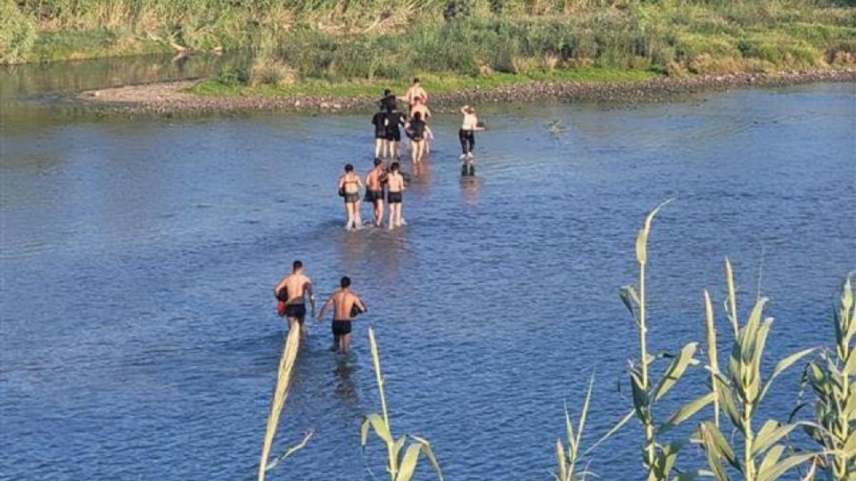 Regresan a 432 indocumentados hacia México; fueron atrapados cruzando el río