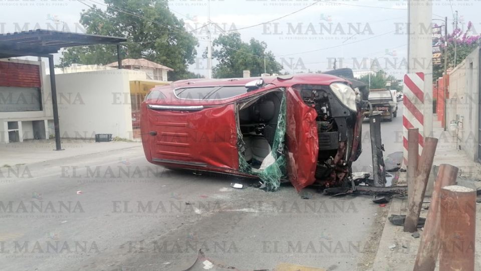 La camioneta Equinox terminó volcada