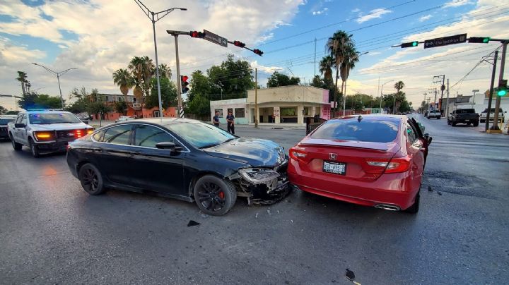Aparatoso choque deja tres autos dañados en la César López de Lara
