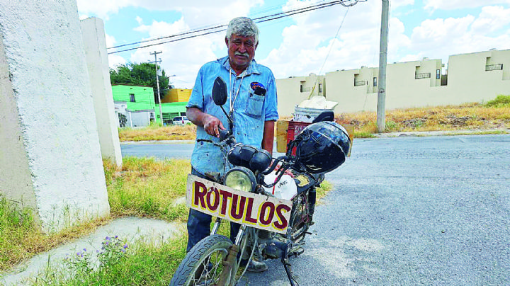 Rotulista de Nuevo Laredo recorre la ciudad desde hace 3 décadas buscando 'pintar' negocios