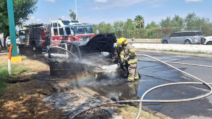 Familia se salva de morir quemada; auto se les incendia cuando circulaban en el Colosio