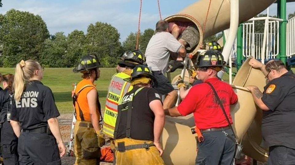 Lo bomberos tuvieron que 'entrarle al quite' y rescatar al adulto con alma de niño.