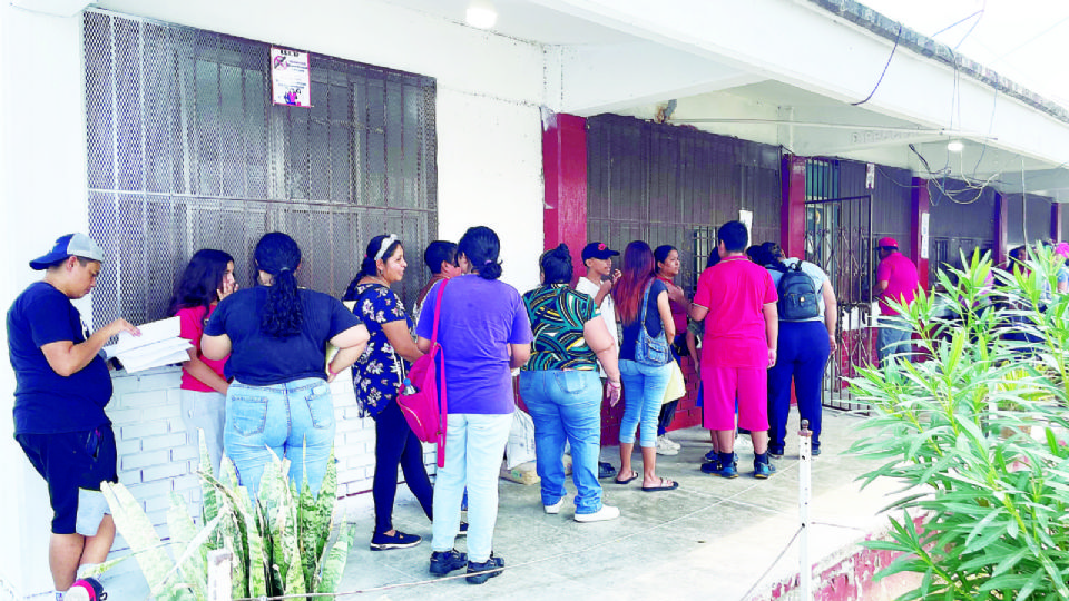 A muchos padres les tomó por sorpresa que ahora las inscripciones son en febrero.