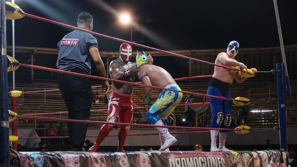 Las estrellas del CMLL deleitaron a los presentes con sus movimientos.