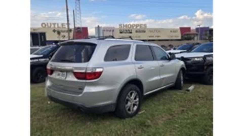 Los sospechosos viajaban en una Dodge Durango color plata, modelo 2020, la cual fue perseguida por los Troopers hasta la orilla del río Bravo, frente al centro comercial The Outlet Shoppes