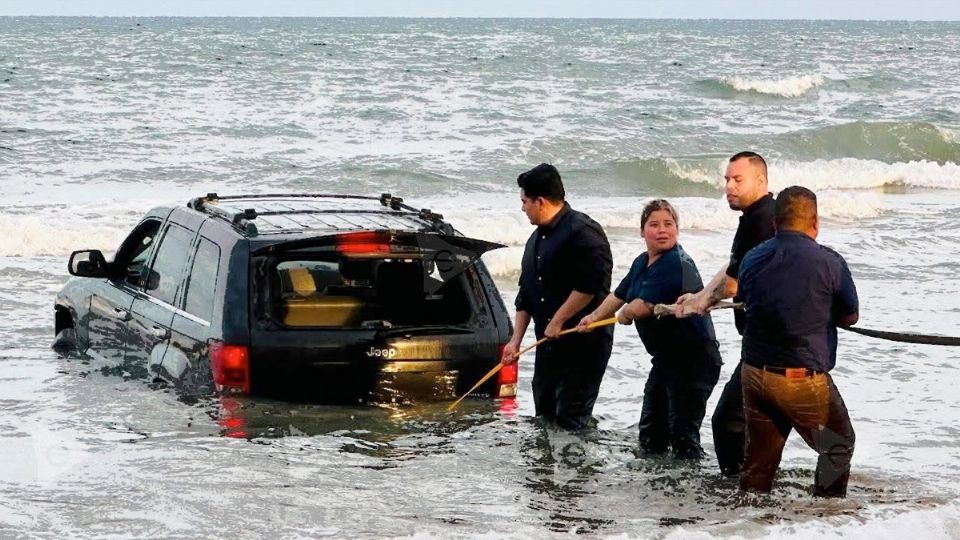 Policías y voluntarios pudieron rescatar la camioneta.